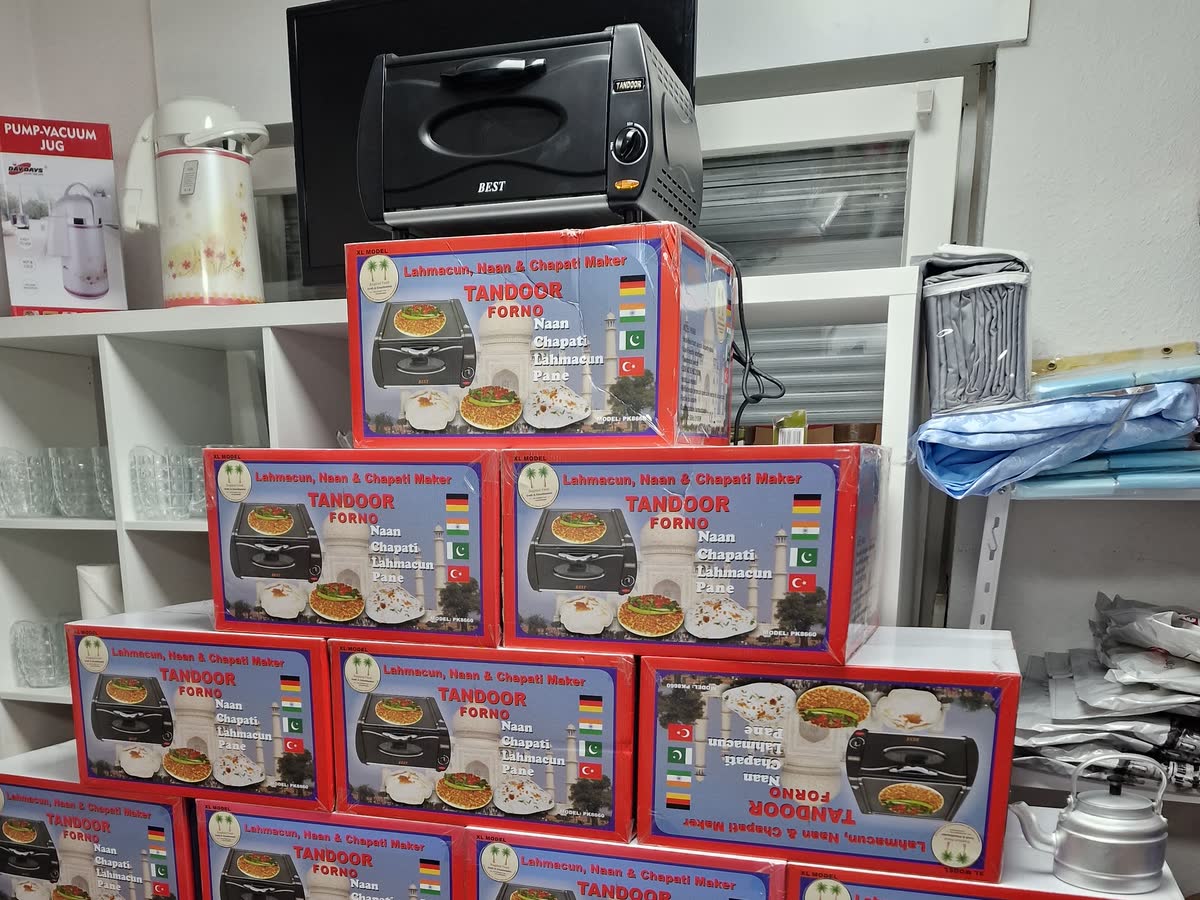 Gestapelte Kartons mit Tandoor-Brotbacköfen für Lahmacun, Naan und Chapati, obenauf ein kleiner Backofen