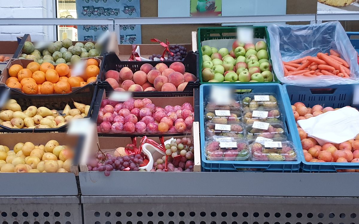 Frisches Obst in Kisten vor dem Laden im Essener Südostviertel: Orangen, Äpfel, Pfirsiche und Birnen