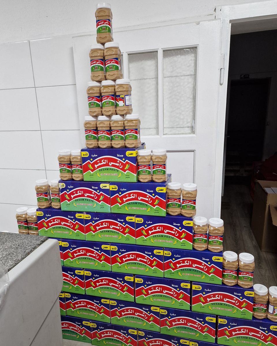 Pyramide aus Gläsern und Kartons mit Tahini von Al Ketto