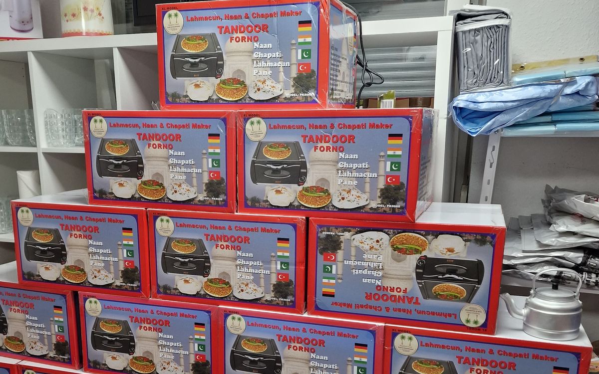 Gestapelte Kartons mit Tandoor-Brotbacköfen für Naan, Chapati und Lahmacun